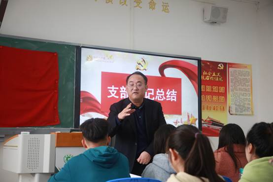 说明: E:\办公资料\照片与视频\半岛平台工作图片\2020年\10月\15日——赵福菓副书记参加马院学生党支部党日活动\精选图片\AB3A0188.JPG