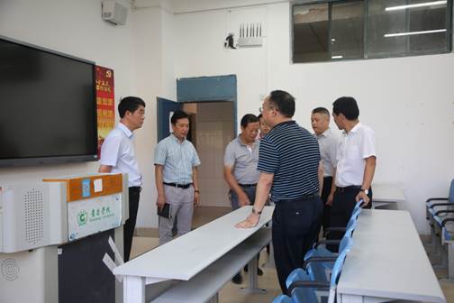 说明: E:\办公资料\照片与视频\半岛平台工作图片\2020年\8月\27日——校领导检查学生寝室、食堂、超市、教室为开学作准备。\精选图片\AB3A0099.JPG