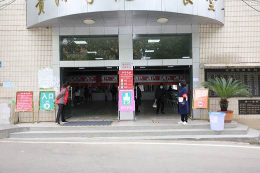 说明: E:\办公资料\照片与视频\半岛平台工作图片\2020年\4月\22日—疫情期间开展学生入学演练工作\精选图片\食堂就餐按提着发放的颜色胸牌按指定时间就餐.JPG