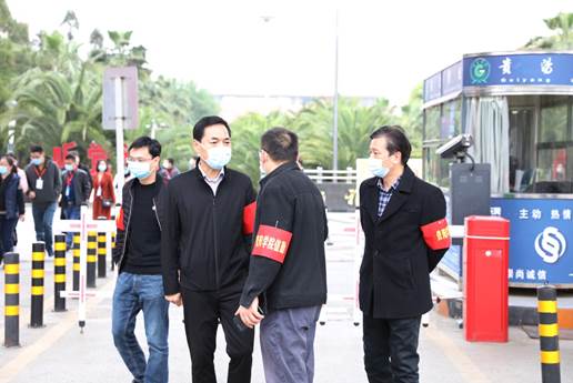 说明: E:\办公资料\照片与视频\半岛平台工作图片\2020年\4月\22日—疫情期间开展学生入学演练工作\2020-4-22防疫演练_朱宇\3Z9A0925.JPG