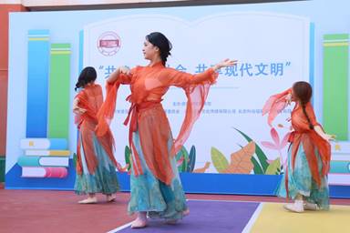 1726884007630521.jpg 半岛平台大学生艺术团歌舞表演.jpg